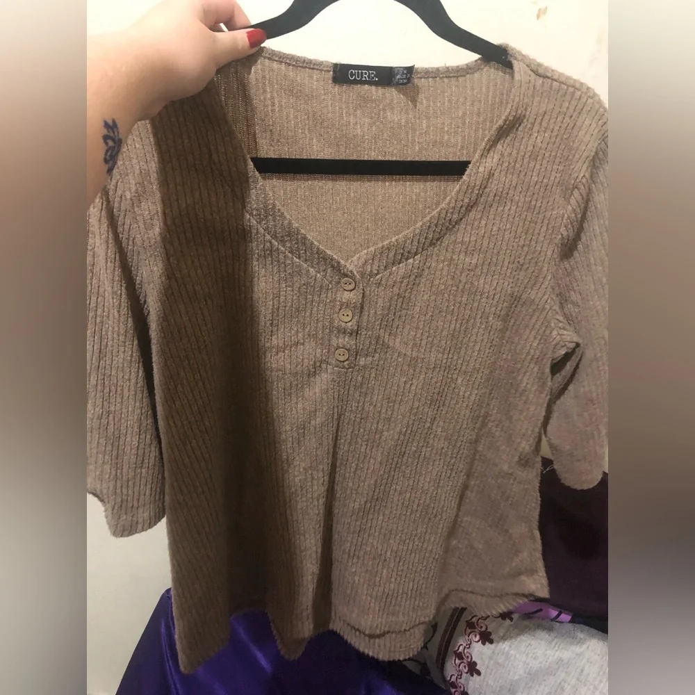 Tan sweater perfect for fall 🍁 - Picture 2 of 4